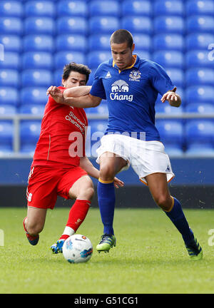 Calcio - Barclays Premier Reserve League - Everton / Liverpool - Goodison Park. Jack Rodwell di Everton (a destra) e Jesus Joaquin Fernandez Saenz De la Torre di Liverpool combattono per la palla Foto Stock