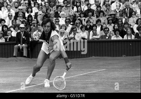 Martina Navratilova della Cecoslovacchia in azione contro Chris Evert dell'America nella finale dei singoli su Centre Court durante Wimbledon. Navratilova ha sconfitto Evert 2-6, 6-4, 7-5 per vincere il Ladies Championship. Foto Stock