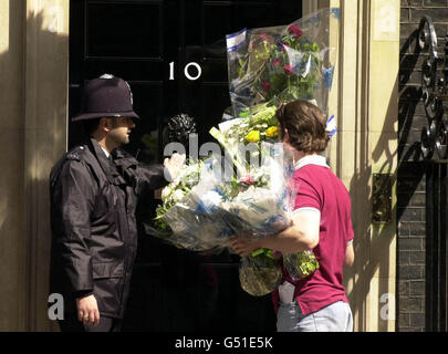 I fiori vengono consegnati al numero 10 di Downing Street per il primo ministro Tony Blair e sua moglie Cherie che riposa dopo aver partorito un bambino, chiamato Leo, al Chelsea and Westminster Hospital, nel centro di Londra. Foto Stock