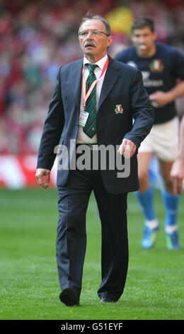 Rugby Union - RBS 6 Nations Championship 2012 - Galles / Italia - Millennium Stadium. L'allenatore italiano Jacques Brunel Foto Stock