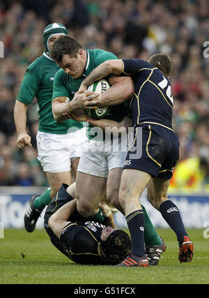 L'irlandese Cian Healy e il scozzese Greig Laidlaw in azione durante la partita RBS 6 Nations all'Aviva Stadium di Dublino, Irlanda. Foto Stock