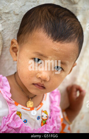 Ragazza giovane con thanaka incollare sul suo volto, Hsinbyume Pagoda Mingun, Sagaing Regione, Myanmar Foto Stock