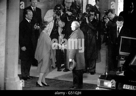 Il presidente sovietico Mikhail Gorbaciov viene accolto dalla regina Elisabetta II quando arriva al Castello di Windsor. Il presidente e la moglie Raisa, seduti a pranzo con la regina, prima di ritornare a Mosca. Foto Stock