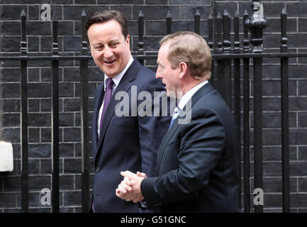 Il primo ministro David Cameron incontra Taoiseach Enda Kenny a Downing Street, prima dei colloqui. Foto Stock