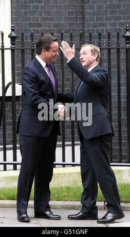 Il primo ministro David Cameron incontra Taoiseach Enda Kenny a Downing Street, prima dei colloqui. Foto Stock