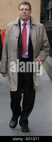 David Gilroy lascia la High Court di Edimburgo, dove viene accusato di aver assassicato Suzanne Pilley, il bookkeeper scomparso. Foto Stock