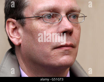 David Gilroy lascia la High Court di Edimburgo, dove viene accusato di aver assassicato Suzanne Pilley, il bookkeeper scomparso. Foto Stock