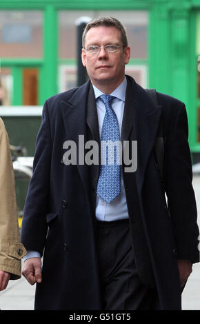 David Gilroy lascia la High Court di Edimburgo, dove viene accusato di aver assassicato Suzanne Pilley, il bookkeeper scomparso. Foto Stock