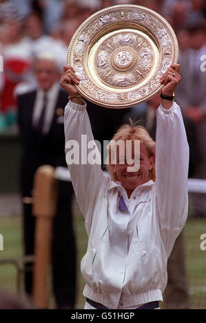 Ladies Singles Champion per un record nono tempo Martina Navratilova tiene in alto il troy sul campo centrale. Foto Stock