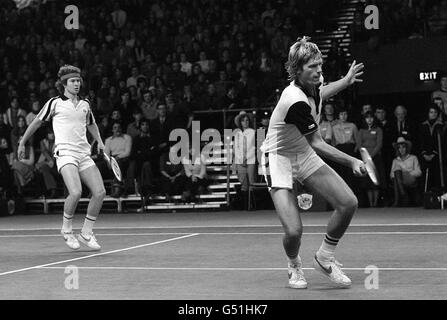 I tennisti americani John McEnroe (L) e Peter Fleming in azione contro Ilie Nastase e Sherwood Stewart, all'Olympia di Londra, dove hanno vinto il titolo mondiale dei doppi Braniff Airways. Foto Stock