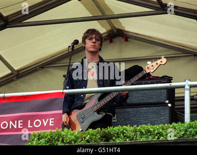 Il bassista Dougie Payne, della band pop Travis, si esibisce sul tetto della Covent Garden Piazza, a Londra. Il concerto è stato organizzato nell'ambito del BBC Music Live National Music Festival. Foto Stock