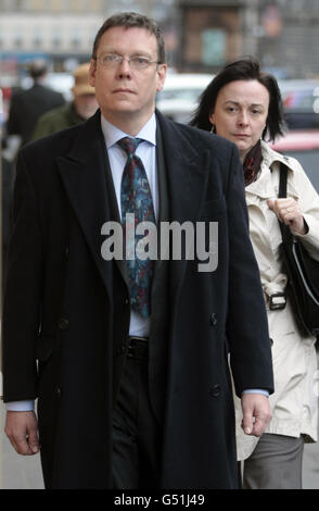 Accusato di aver ucciso Suzanne Pilley David Gillroy, arriva con sua moglie Andrea, alla High Court di Edimburgo, dove è accusato di aver ucciso la bookkeeper mancante Suzanne Pilley. Foto Stock