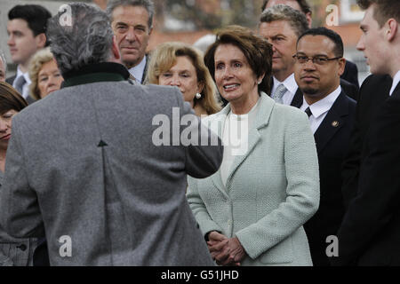 Nancy Pelosi, leader democratico della Camera dei rappresentanti degli Stati Uniti, insieme alla sua famiglia e alla delegazione americana, partecipa a un tour del Trinity College di Dublino. Foto Stock