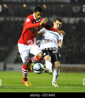 Calcio - Npower Football League Championship - Derby County / Nottingham Forest - Pride Park. Jason Shackell (a destra) della contea di Derby e Garath McCleary della foresta di Nottingham (a sinistra). Foto Stock