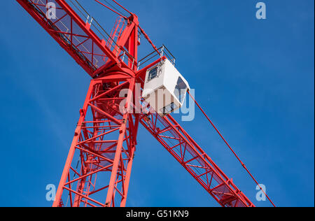 Red industrial gru da cantiere contro il cielo blu Foto Stock