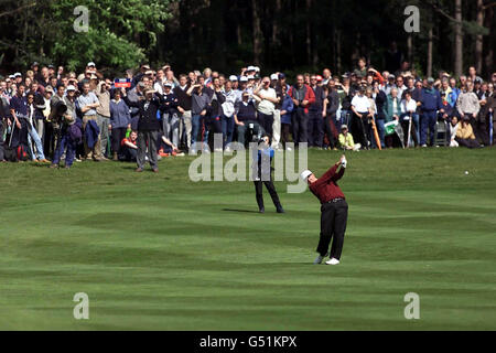 Il golfista Volvo PGA Champion Colin Montgomerie, dalla Scozia, percorre il dodicesimo fairway a Wentworth, a Surrey, sulla strada per vincere il Campionato per una terza volta senza precedenti. Foto Stock