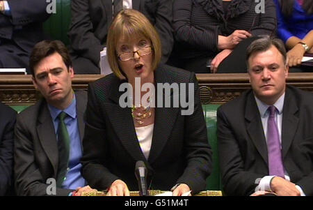 Il vice leader del lavoro Harriet Harman parla durante le interrogazioni del primo ministro alla Camera dei Comuni, Londra. Foto Stock