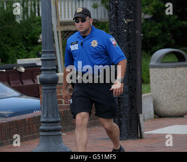 Funzionario di polizia a piedi patrol Foto Stock