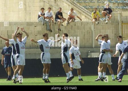 Questa immagine può essere utilizzata solo nel contesto di una funzione editoriale. La squadra di calcio inglese partecipa a una sessione di allenamento allo Stadio Nazionale di Malta. L'Inghilterra si sta preparando per la amichevole partita internazionale contro Malta. Foto Stock