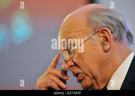 Vince Cable, Segretario commerciale, si rivolge alla conferenza annuale delle Camere di Commercio britanniche, presso la Methodist Central Hall di Londra. Foto Stock