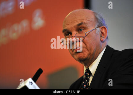 Vince Cable, Segretario commerciale, si rivolge alla conferenza annuale delle Camere di Commercio britanniche, presso la Methodist Central Hall di Londra. Foto Stock