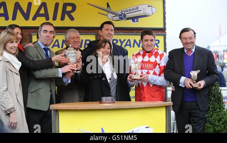 Le connessioni vincenti del Riverside Theatre, il proprietario James Nesbitt (a sinistra), il jockey Barry Geraghty (seconda a destra) e l'allenatore Nicky Henderson (a destra), dopo la vittoria nella Ryanair Chase il giovedì di San Patrizio, durante il Cheltenham Festival. Foto Stock