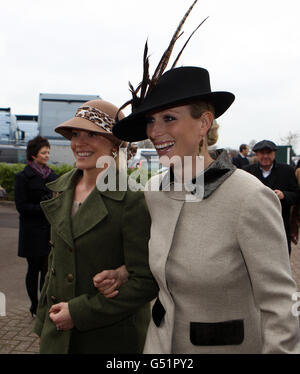 Corse di cavalli - 2012 Festival di Cheltenham - quattro giorni - Ippodromo di Cheltenham. Zara Phillips arriva durante il quarto giorno del 2012 Cheltenham Fesitval all'ippodromo di Cheltenham, Gloucestershire. Foto Stock