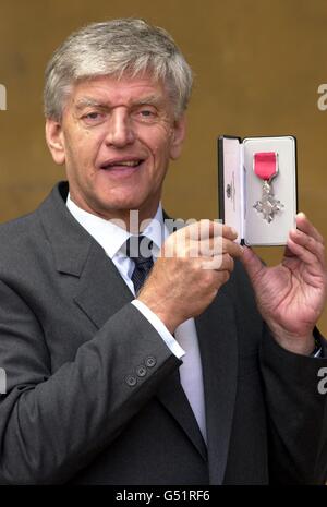 L'attore Dave Prowse, il criminale di Star Wars Darth Vader, dopo aver ricevuto un MBE per servizi di beneficenza e sicurezza stradale dalla Regina Elisabetta II della Gran Bretagna a Buckingham Palace a Londra. * l'ex MR Universe da 7 piedi ha donato il costume dell'uomo Green Cross Code e il famoso casco nero di Vader nel film originale del 1977. Foto Stock