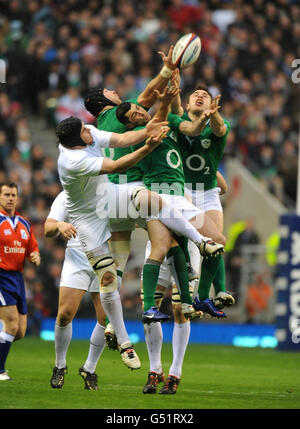 Il ben Morgan inglese salta per un pallone alto con Jamie Heaslip (a sinistra), Rob Kearney (al centro) e Tommy Bowe (a destra) in Irlanda Foto Stock