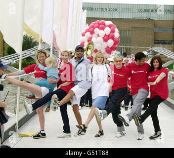 Celebrità (seconda sinistra a R) il nuovo amore di Sir Paul McCartney, modello Heather Mills, ben Onwukwe (richiamo dal Burning di Londra), Lisa Geoghan (Polly dal Bill), H da Steps e Chris Bisson da Coronation St. All'apertura del Millennium Bridge. * oltre 6000 persone stanno partecipando a una passeggiata sponsorizzata di 10 miglia per la beneficenza Save the Children dopo essere diventati i primi membri del pubblico ad attraversare il ponte che collega St Paul's al Tate Modern. Foto Stock