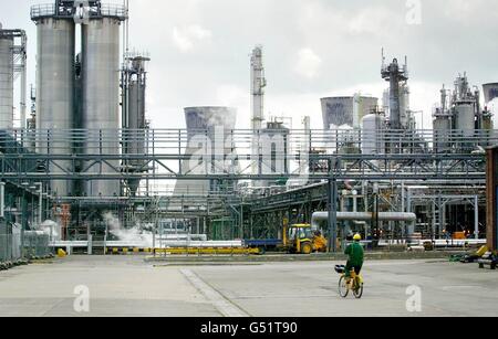 03/11/1975 - in questo giorno della storia - la Regina aprì il gasdotto del Mare del Nord, portando 400,000 barili di petrolio al giorno alla raffineria di Grangemouth il Firth of Forth. Un operatore arriva alla raffineria di petrolio British Petroleum (BP) a Grangemouth, Scozia, dopo un incendio presso lo stabilimento. * Michael Connarty, deputato laburista di Falkirk East, ha messo in dubbio la competenza della direzione dopo il secondo grave incidente in una settimana presso la raffineria BP. Foto Stock