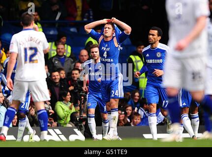 Gary Cahill di Chelsea festeggia il primo obiettivo del gioco con una t-shirt dedicata al suo ex compagno di squadra Bolton Wanderers Fabrice Muamba, che si è ammalato di critica Foto Stock