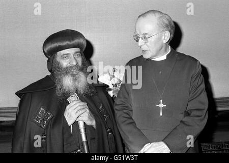 Sua Santità Shenouda III, Papa di Alessandria e Patriarca della sede di San Marco, ha visto parlare con il dottor Donald Coggan (a destra), Arcivescovo di Canterbury nel Lambeth Palace di Londra. Foto Stock