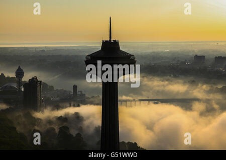 Cascate del Niagara con una vista del lato americani da Ontario, Canada Foto Stock