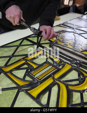 L'artista John Reyntiens con la vetrata che ha progettato per le celebrazioni del Giubileo del Diamante della Regina. Foto Stock