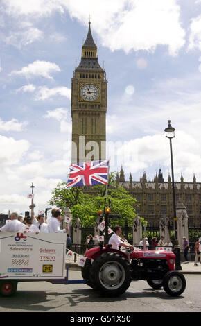 Un trattore esterno al Parlamento partecipa al lancio nazionale di un nuovo logo per contribuire a rafforzare l'agricoltura britannica. Il nuovo logo British Farm Standard apparirà su frutta, verdura, carne e pollame prodotti dagli agricoltori britannici. * ben Gill, presidente dell'Unione nazionale degli agricoltori, ha dichiarato: "Da oggi gli agricoltori e i coltivatori britannici si stanno battendo indietro". Foto Stock