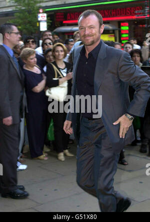 L'ex cantautore del balletto Spandau Gary Kemp arriva per la presentazione ufficiale di una fotografia panoramica di 900ft by 60ft che copre l'intera facciata del negozio Selfridges di Londra. Nell'opera d'arte il musicista è raffigurato come il dio dello shopping. Foto Stock