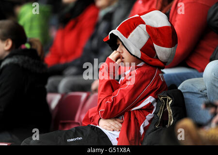 Calcio - npower Football League 1 - Scunthorpe United / Charlton Athletic - Glanford Park. Un giovane fan di Charlton Athletic negli stand Foto Stock