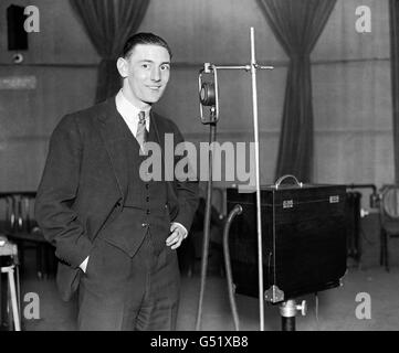 Alec Jackson, Huddersfield e Scottish International hanno fatto un record di gramophone a Londra prima di prendere parte alla finale di fa Cup contro l'Arsenal a Wembley. Foto Stock