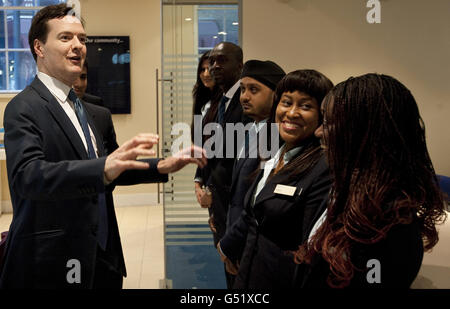 Il Cancelliere George Osborne parla con i membri del personale mentre frequenta una filiale della Barclays Bank, a sud di Londra, per lanciare il National Loan Guarantee Scheme (NLGS). Foto Stock