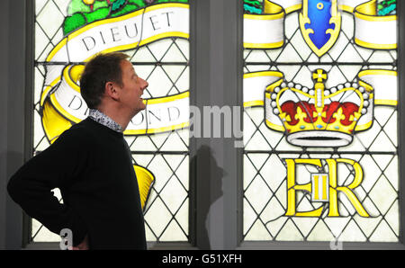 L'artista John Reyntiens nella Westminster Hall al Palace of Westminster con la vetrata che ha progettato per il Giubileo del Diamante della Regina. Foto Stock