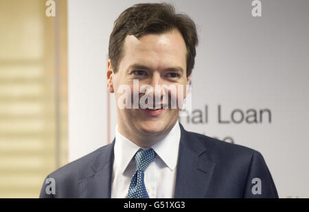 Il Cancelliere George Osborne frequenta una filiale della Barclays Bank, a sud di Londra, mentre lancia il National Loan Guarantee Scheme (NLGS). Foto Stock