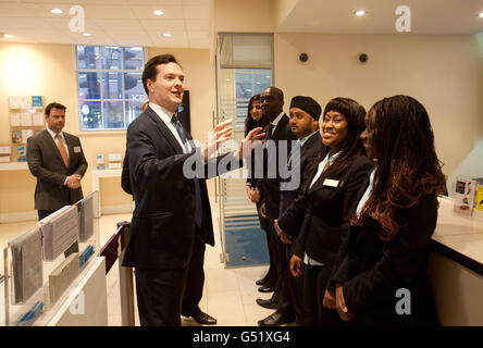 Il Cancelliere George Osborne frequenta una filiale della Barclays Bank, a sud di Londra, mentre lancia il National Loan Guarantee Scheme (NLGS). Foto Stock