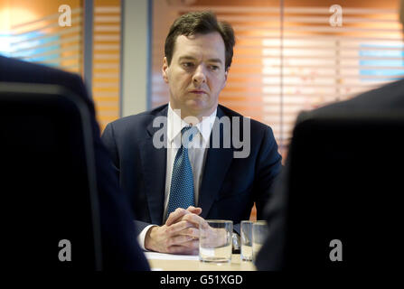 Il Cancelliere George Osborne frequenta una filiale della Barclays Bank, a sud di Londra, mentre lancia il National Loan Guarantee Scheme (NLGS). Foto Stock