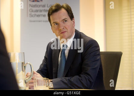 Il Cancelliere George Osborne frequenta una filiale della Barclays Bank, a sud di Londra, mentre lancia il National Loan Guarantee Scheme (NLGS). Foto Stock