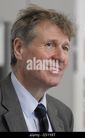 Il Segretario alla Giustizia Kenny MacAskill durante il lancio del programma PowerSkills al Cardonald College di Glasgow. Foto Stock