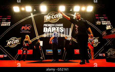 Adrian Lewis e Kevin Painter a McCoys durante i McCoy's Premier League Darts alla O2 Arena, Dublino, Irlanda. PREMERE ASSOCIAZIONE foto. Data immagine: Giovedì 22 marzo 2012. Il credito fotografico deve essere: Niall Carson/PA Wire. Foto Stock