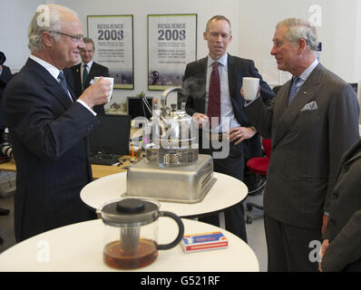 Il Principe del Galles con il Re Gustav di Svezia, seguito dal regista Johan Rockstrom, beve una tazza di tè riscaldato con etanolo al Centro di resilienza svedese di Stoccolma, Svezia, mentre continua il suo tour in Scandinavia. Foto Stock