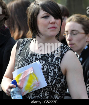 Katy Bailey, la fidanzata di Christopher McManus, durante i suoi funerali presso la Madonna del Monte Carmelo e la Chiesa di San Patrizio, Oldham. Foto Stock