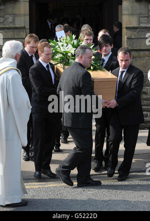 La bara di Cristoforo McManus lascia la Madonna del Monte Carmelo e la Chiesa di San Patrizio, Oldham, dopo i suoi funerali. Foto Stock